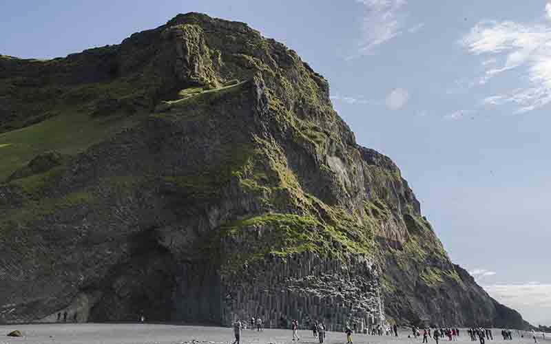 Islandia 138 - reserva natural de Dyrholaey - playa de Reynisfjara y acantilados de Halsanefshellir.jpg